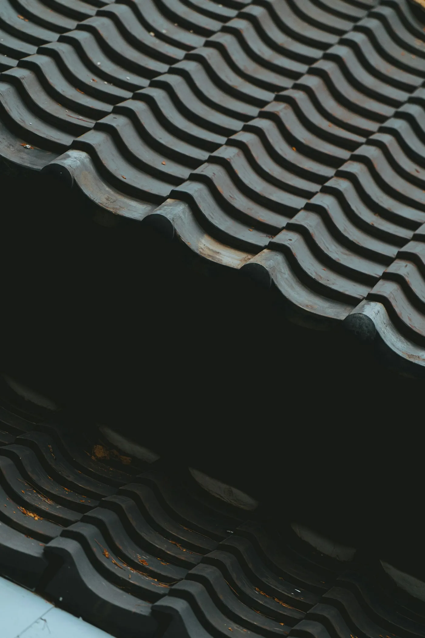 Dunkle Dachziegel, präzise im Detail